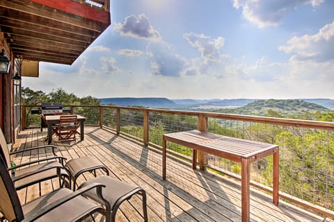 Scenic Hilltop Hideaway, Mins to River & Lake House in Canyon Lake