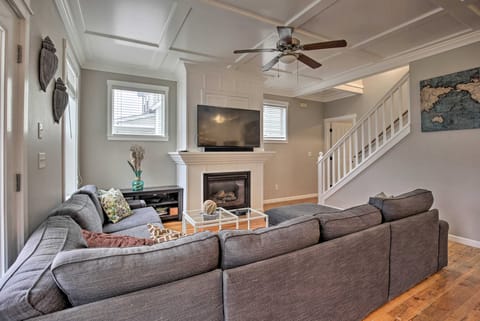 Dog-Friendly Home w/ Deck & Yard ~ Walk to Beach House in Lincoln Beach