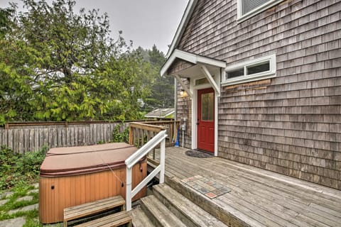 Dog-Friendly Home w/ Deck & Yard ~ Walk to Beach House in Lincoln Beach