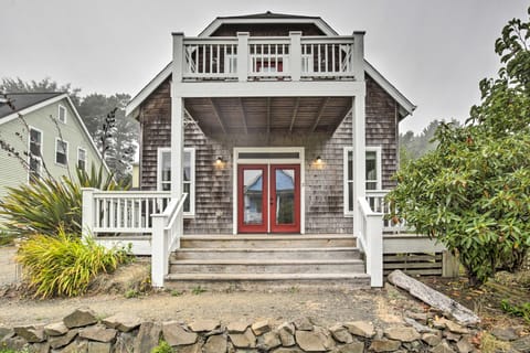 Dog-Friendly Home w/ Deck & Yard ~ Walk to Beach House in Lincoln Beach