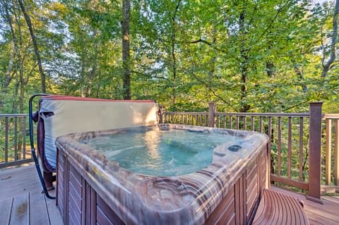 Creekside Broken Bow Cabin w/ Hot Tub & Fire Pit! House in Oklahoma