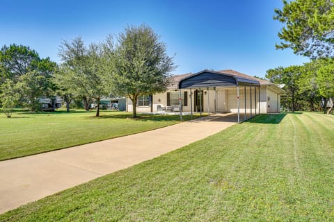 Granbury Cottage, Steps to Lake & Dock! Cottage in Granbury