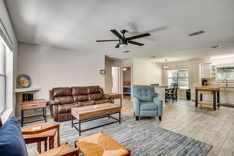 Granbury Cottage, Steps to Lake & Dock! Cottage in Granbury