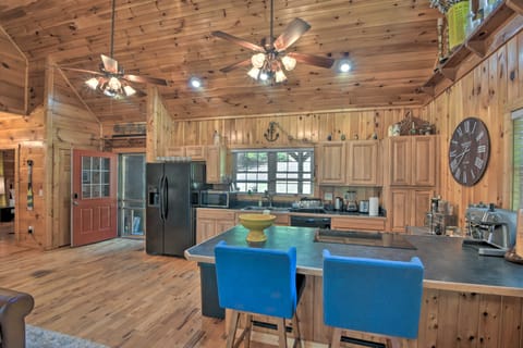 Lovely Lake Hartwell Retreat: Dock, Deck & Grill! House in Lake Hartwell