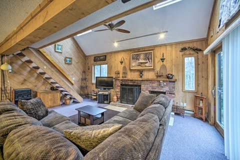 Cozy Mountain Retreat w/ Deck ~ 3 Mi to Mount Snow House in Dover