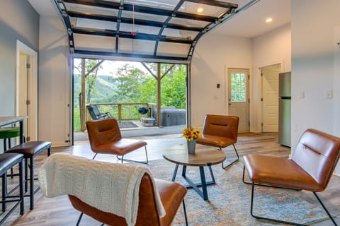 Panoramic Mtn Views & Hot Tub! Secluded Marion Gem House in Tennessee