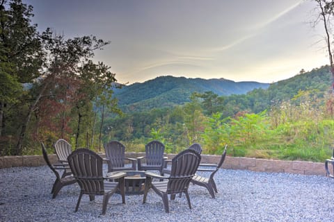 Family Holiday Retreat! Mtn-View Blue Ridge Home House in Tennessee