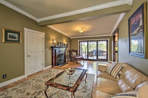 Dock, Hot Tub & Kayaks: Luxe Hot Springs Lakehouse House in Rockwell