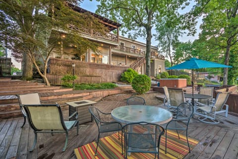 Dock, Hot Tub & Kayaks: Luxe Hot Springs Lakehouse House in Rockwell