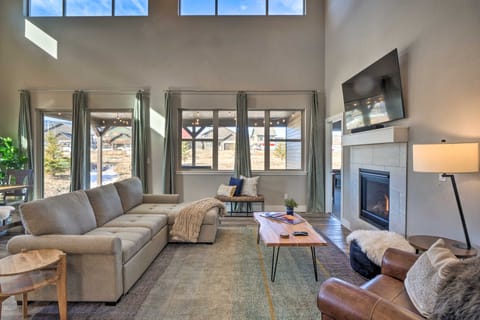 Ski & Hike: Home w/ Hot Tub + Gas Grill in Granby House in Granby