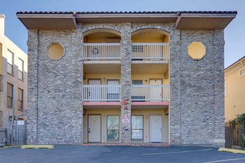 Beach Digs: Walk to Restaurants, Bars & Ocean Apartment in South Padre Island