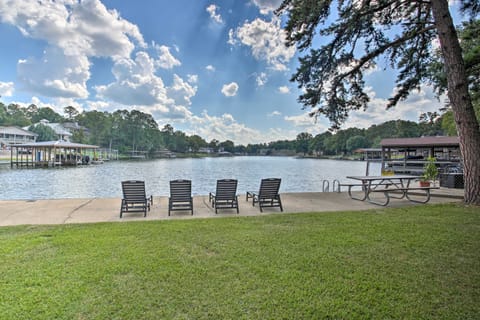 Deck, Fire Pit: Waterfront Lake Hamilton Home House in Piney