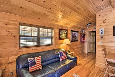 Cozy ‘Anchors Away’ Cabin Hideaway w/ Fire Pit! House in Shenandoah Valley