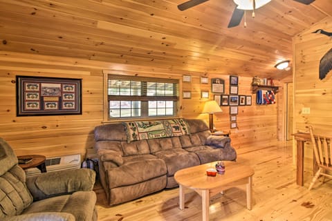 ‘Hooah’ Cabin Retreat w/ Grill & Step-Free Access House in Shenandoah Valley