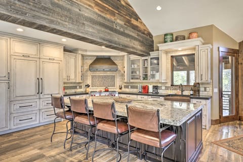 Walk to Lift: Luxe Villa w/ Hot Tub in Copper Mtn Villa in Copper Mountain