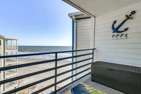Cozy Beachfront Condo w/ WiFi, Views & Pool Access Apartment in Garden City