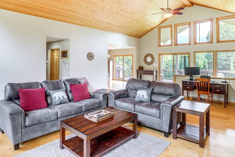 Mtn Views & Hot Tub: 6-Acre Blue Ridge Retreat! House in Swannanoa