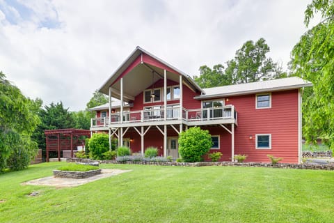Mtn Views & Hot Tub: 6-Acre Blue Ridge Retreat! House in Swannanoa