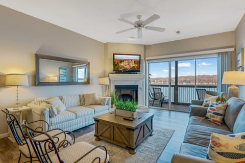 Pool Access! Lake-View Retreat in Osage Beach Apartment in Osage Beach