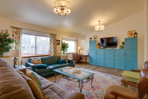 8 Mi to Copper Mtn: Dtwn Frisco Retreat w/ Deck! House in Frisco