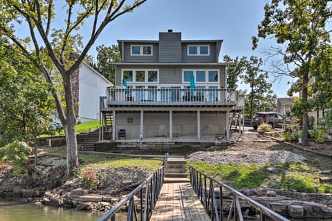 Boat Dock, Furnished Deck! Lakefront Ozarks Home House in Village Four Seasons