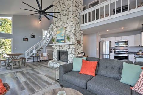 Boat Dock, Furnished Deck! Lakefront Ozarks Home House in Village Four Seasons