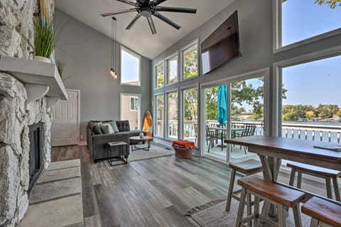 Boat Dock, Furnished Deck! Lakefront Ozarks Home House in Village Four Seasons