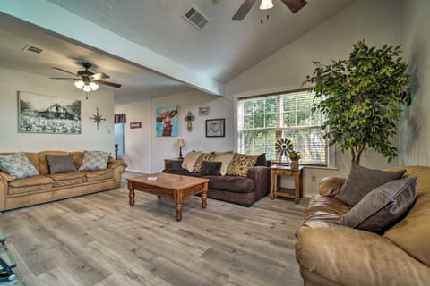 Bright College Station Abode: 3 Mi to Kyle Field House in College Station