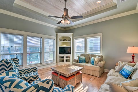 Deck & Fire Pit: Gulf Coast Gem in Crystal Beach! House in Bolivar Peninsula