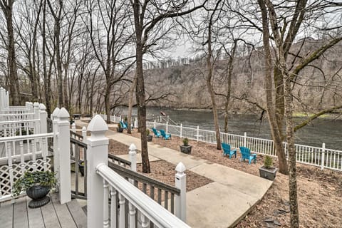 Riverside Studio: Trophy Trout Fishing On-Site Apartment in Arkansas