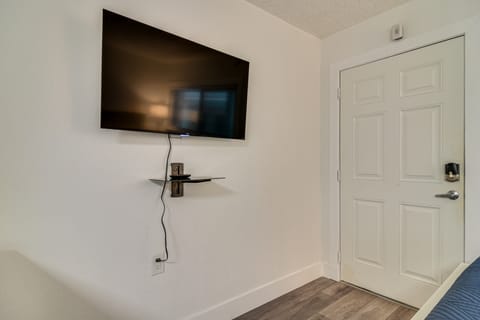 Bright Gulf Coast Escape - 8 Mi to John’s Pass! Apartment in Pass-a-Grille