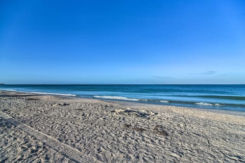 Tropical Pass-A-Grille Gem w/ Direct Beach Access! Apartment in Pass-a-Grille