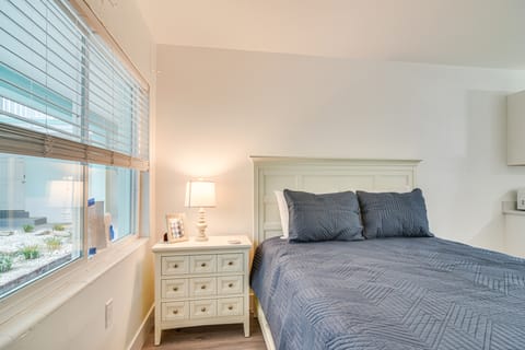 Tropical Pass-A-Grille Gem w/ Direct Beach Access! Apartment in Pass-a-Grille