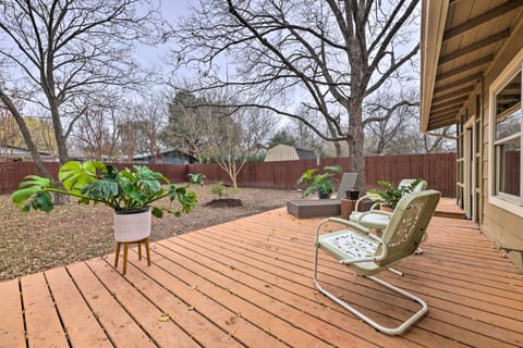 6 Mi to Dtwn Austin: Home w/ Screened Porch & Yard House in South Congress