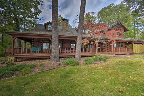 Hot Tub, Grill: Hilltop Log Cabin in Hot Springs! House in Piney