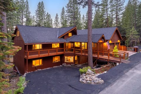 4 Mi to Diamond Peak Ski Resort: Gem w/ Hot Tub House in Incline Village