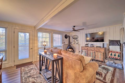 < 1 Mi to Beech Mtn Ski! Condo w/ Hot Tub Access Apartment in Beech Mountain