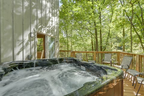Hot Tub & Game Room: Gatlinburg Golf Getaway! House in Pittman Center