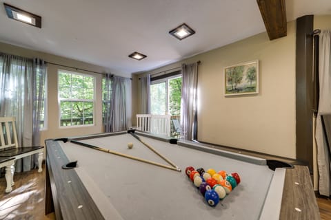 Hot Tub & Game Room: Gatlinburg Golf Getaway! House in Pittman Center