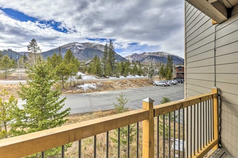 Ski & Hike: Mtn-View Condo in Silverthorne! Apartment in Wildernest