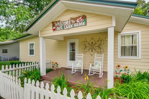 Ferriday Lakehouse w/ Private Dock, Deck, & Yard! House in Mississippi