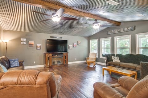 Ferriday Lakehouse w/ Private Dock, Deck, & Yard! House in Mississippi