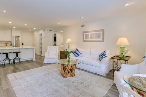 Walk to Pier & Golf: Heart of Harbour Town Condo Apartment in Hilton Head Island