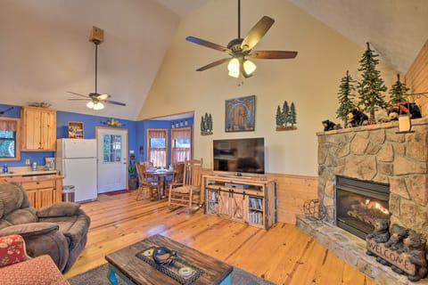 Family-Friendly Cabin ~ 1 Mile to Hike & Swim! House in Union County