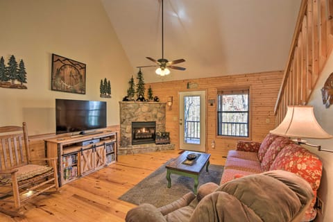 Family-Friendly Cabin ~ 1 Mile to Hike & Swim! House in Union County
