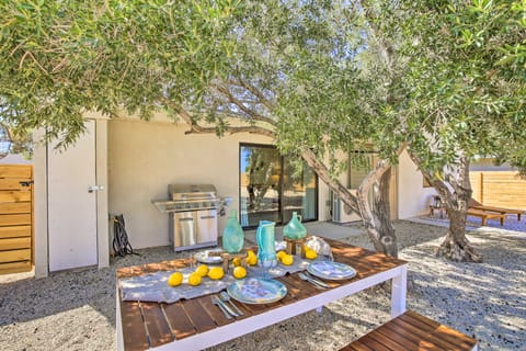 Modern Joshua Tree Bungalow with Fire Pit & BBQ! House in Joshua Tree