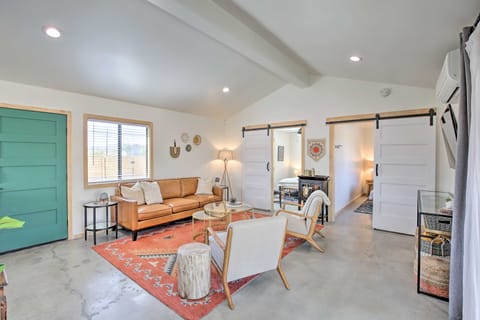 Modern Joshua Tree Bungalow with Fire Pit & BBQ! House in Joshua Tree