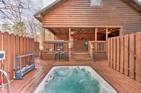 Hot Tub: 'Little Bear's Pond' Broken Bow Cabin House in Broken Bow