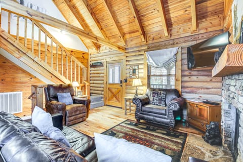 Cozy Family Cabin w/ Hot Tub ~ 4 Mi to Dollywood! House in Pigeon Forge