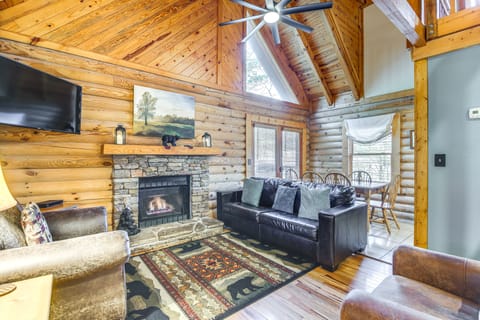 Cozy Family Cabin w/ Hot Tub ~ 4 Mi to Dollywood! House in Pigeon Forge